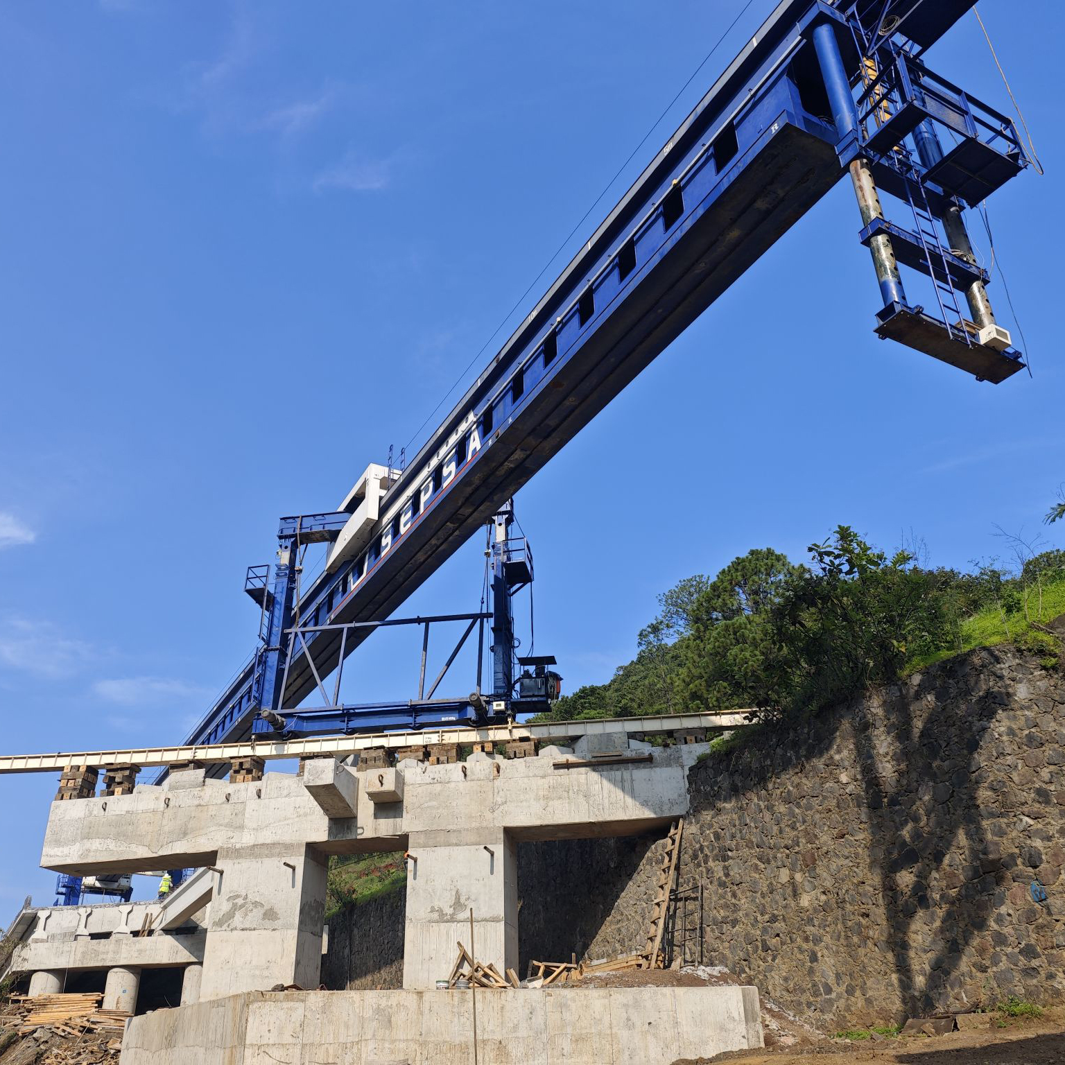 BEAM ERECTOR ACHIEVES 45° SKEW BRIDGE MILESTONE AFTER 10 YEARS IN OPERATION